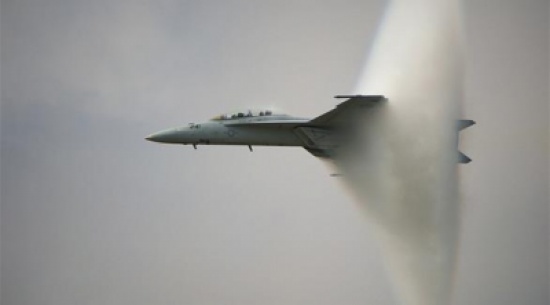 لحظة اختراق مقاتلة أمريكية لجدار الصوت