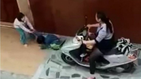 بالفيديو: امرأة تدهس طفلاً بالسكوتر عن قصد