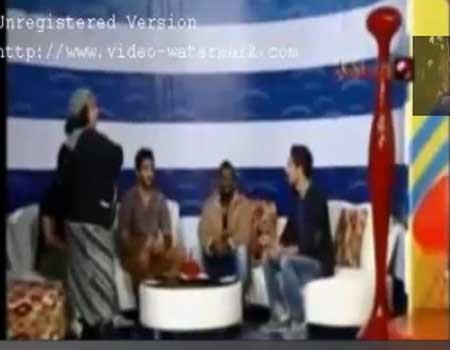 زوجة المذيع تقتحم الاستديو وتطالبه بالعودة الى بيته! ( فيديو ) زوجة المذيع تقتحم الاستديو وتطالبه بالعودة الى بيته! ( فيديو )