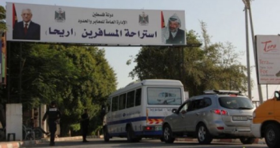 قوات الاحتلال تعتقل فلسطينيا لحظة عودته من الاردن قوات الاحتلال تعتقل فلسطينيا لحظة عودته من الاردن