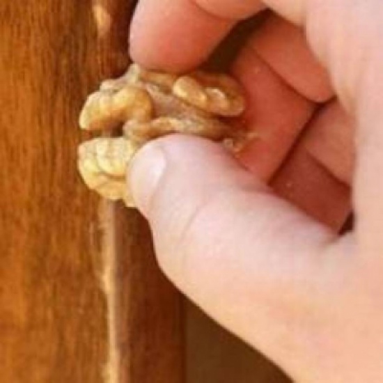 فيدو مذهل- كيف تستخدم الجوز لازالة خدوش الأثاث المنزلي في ثوان