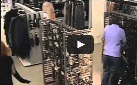 بالفيديو.. رجل يتبول على البضائع أثناء تسوقه بمتجر بريطاني