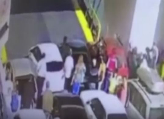 بالفيديو: لحظة سقوط سيارة من عبارة مائية في البحر