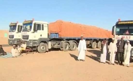 محتجون سودانيون يغلقون الطريق الرابط بين السودان ومصر محتجون سودانيون يغلقون الطريق الرابط بين السودان ومصر