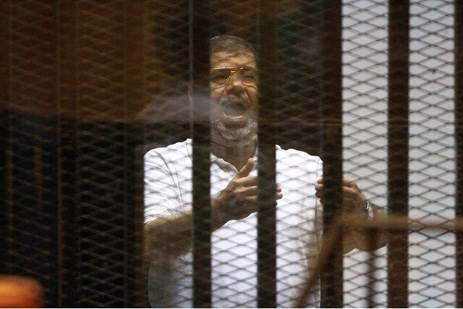 مرسي يدعو لنفسه وللمتهمين بالمحكمة والقاضي يؤمن مرسي يدعو لنفسه وللمتهمين بالمحكمة والقاضي يؤمن