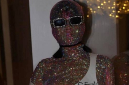 شاهد| هذه النجمة أثارت جدلاً واسعاً بإطلالتها الغريبة.. هل عرفتها؟