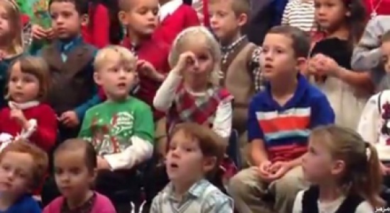 شاهد كيف تترجم هذه الطفلة الأغنية بلغة الإشارة لوالديها