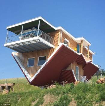 مقهى ألماني كل ما بداخله مشيد رأساً على عقب