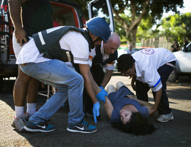 إصابة تسعة إسرائيليين إثر سقوط صواريخ على وسط إسرائيل