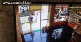 بالفيديو.. رجل يسرق «آي باد» من سوبر ماركت بمساعدة صديقه بالفيديو.. رجل يسرق «آي باد» من سوبر ماركت بمساعدة صديقه