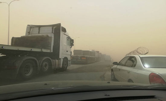 اعادة فتح الطريق الصحراوي بعد اغلاقه بسبب الغبار اعادة فتح الطريق الصحراوي بعد اغلاقه بسبب الغبار