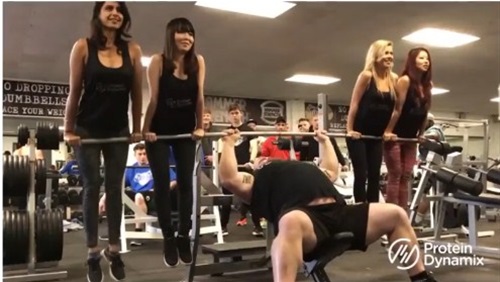 بالفيديو.. رجل يستبدل الحديد بـ4 فتيات في رفع الأثقال