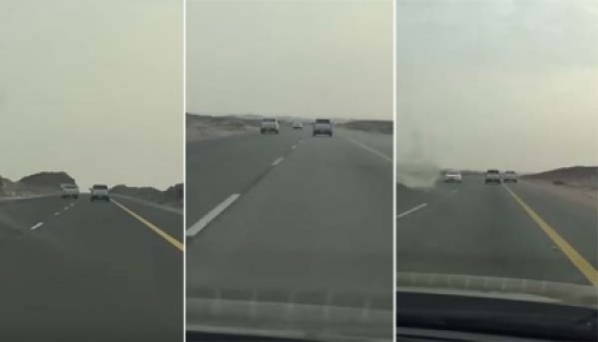 شاهد: قيادة متهورة وبسرعات عالية من قائدي 3 سيارات