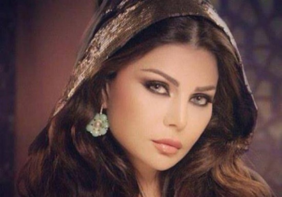 هيفا وهبي ومايا دياب تتنافسان على الجزمة.. فمن الأجمل بينهم؟