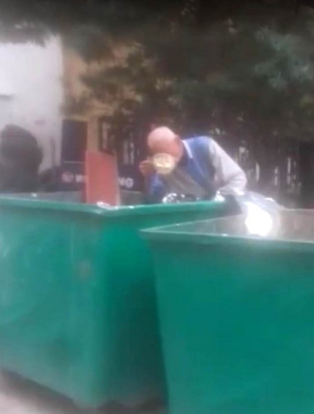 صور تقشعر لها الأبدان.. رجل مسن يأكل من حاوية النفايات! صور تقشعر لها الأبدان.. رجل مسن يأكل من حاوية النفايات!