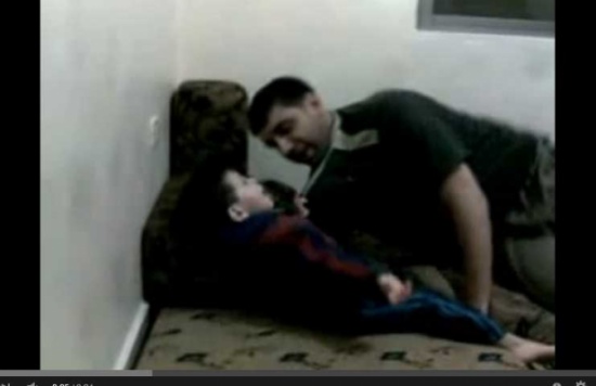 غاضب يضرب والده