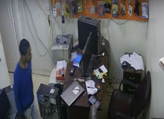 بالفيديو: لص يسرق هاتف محمول من إحدى المحلات