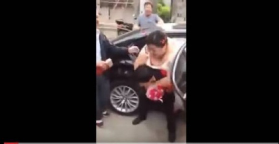 بالفيديو.. عريس يقع في ورطة بسبب تقاليد حمل العروس