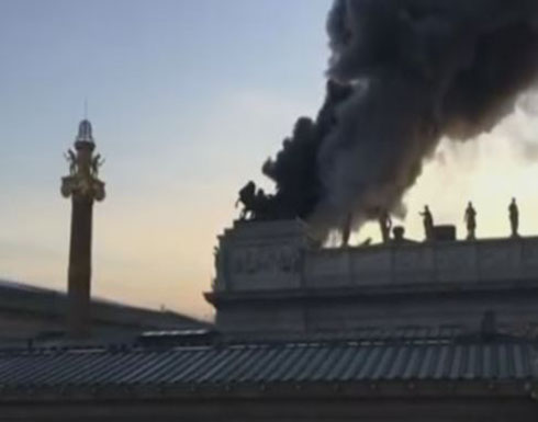 بالفيديو: اشتعال النار في سطح البرلمان النمساوي