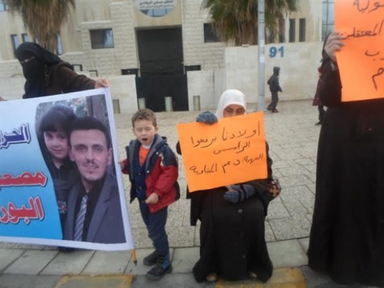 بالصور .. اهالي الاسرى يعتصمون امام رئاسة الوزراء