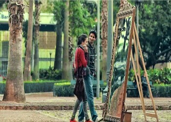 بالفيديو.. مرآة عملاقة تغازل النساء فى الشوارع