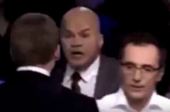 فيديو: صحفي ينهال باللكمات على محلل سياسي في لقاء مباشر بالتلفزيون الأوكراني