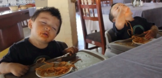 نعاسهم لا يمنعهم من تناول الطعام