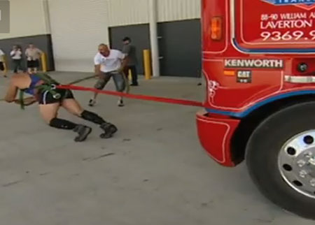 رجل يجر شاحنة