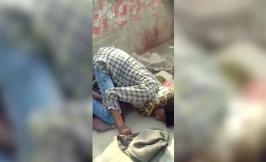 شاهد.. ثعبان يخنق «ساحر أفاعي» خلال عرض مباشر شاهد.. ثعبان يخنق «ساحر أفاعي» خلال عرض مباشر