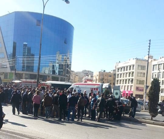 سائق متسرع يدهس فتاتين في شارع المدينة المنورة سائق متسرع يدهس فتاتين في شارع المدينة المنورة