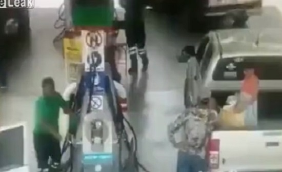 ملابس فتاة تتسبب في إشعال النيران بمحطة وقود (فيديو)