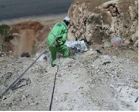 بالصور ... الامانة : انبوب حديدي من البراميل لمنع رمي النفايات من السفوح الجبلية