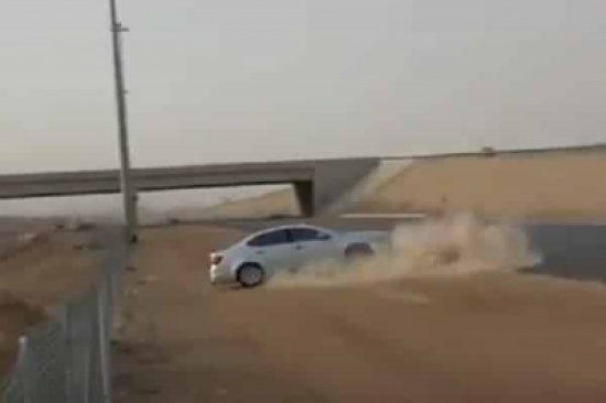 شاهد.. متهور كاد يتسبب بكارثة على طريق سريع