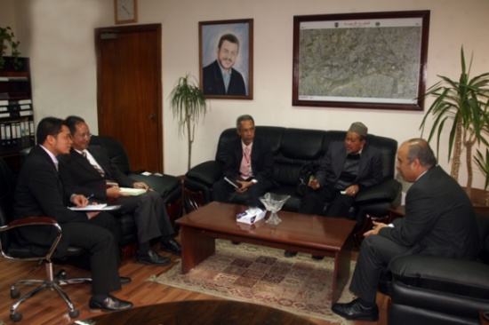 بحث ارسال طلبة تايلنديين لدراسة الشريعة الاسلامية في "الأردنية"