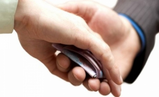 الحجز على أموال شركة مقاولات وتوقيف تاجر عرض رشوة على رجال الجمارك