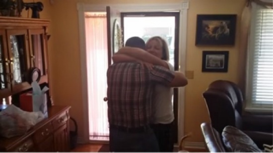 شاهد: ردة فعل أم لم تر ابنها منذ 4 سنوات