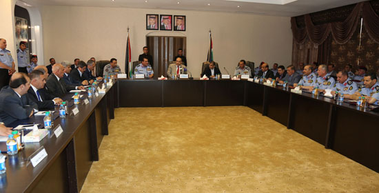 وزير الداخلية يترأس اجتماعا امنيا في مديرية الامن العام وزير الداخلية يترأس اجتماعا امنيا في مديرية الامن العام