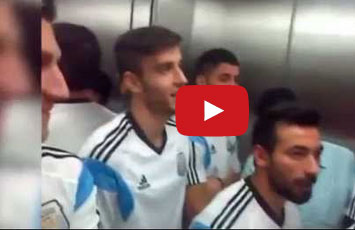 مشجع يتفاجأ بفريق الأرجنتين معه في نفس المصعد