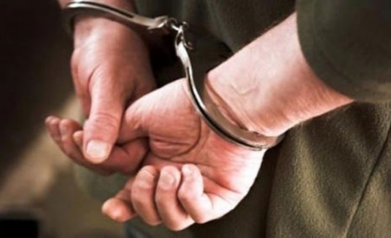 الأمن يقبض على أربعة أشخاص انتحلوا صفات (رجال الأمن) وسرقوا مصاغات ذهبية من أحد المنازل الأمن يقبض على أربعة أشخاص انتحلوا صفات (رجال الأمن) وسرقوا مصاغات ذهبية من أحد المنازل
