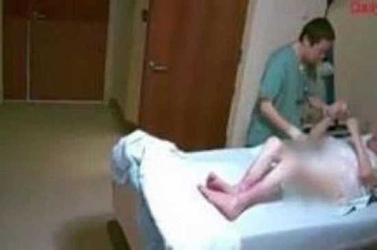 بالفيديو: مُسن يتعرض دائماً للإصابات بشكل غامض فقامت عائلته بتركيب كاميرا.. فكانت المفاجأة! بالفيديو: مُسن يتعرض دائماً للإصابات بشكل غامض فقامت عائلته بتركيب كاميرا.. فكانت المفاجأة!
