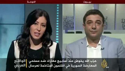 شاهد.. موقف محرج لمذيعة الجزيرة بعد تحطم مقعدها على الهواء