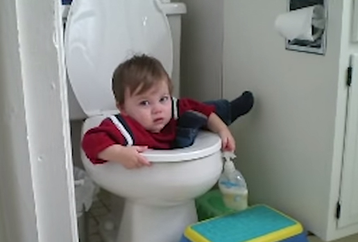 أطفال عالقين ويطلبون المساعدة !