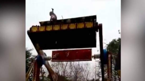 فيديو يحبس الأنفاس.. شاهد كيف سقط من أعلى لعبة ملاهي