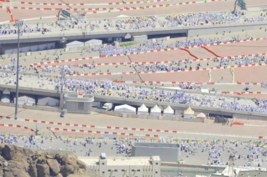 فيديو وصور: لقطات جوية مُذهلة ترصد رحلة ضيوف الرحمن من سماء منى
