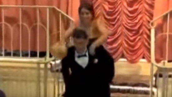 شاهد.. عريس يفشل في حمل عروسه ويسقط بها !