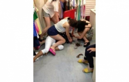 بائعة غاضبة تعاقب سارقة بحلق شعرها!! " صور "