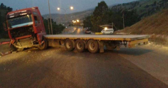 وفاة و 3 اصابات في تدهور شاحنة بدير علا
