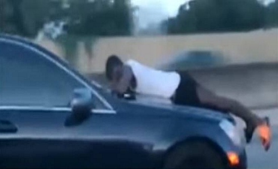 فيديو| رجل يحاول منع طليقته من قيادة السيارة ويتعلق بزجاجها!