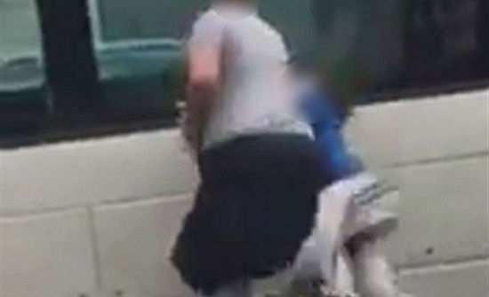 رجل يحطم رأس آخر خلال مشاجرة عنيفة .. فيديو رجل يحطم رأس آخر خلال مشاجرة عنيفة .. فيديو