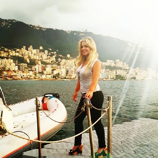 بالصور: مادلين مطر بدون مكياج وتستمتع بطبيعة لبنان